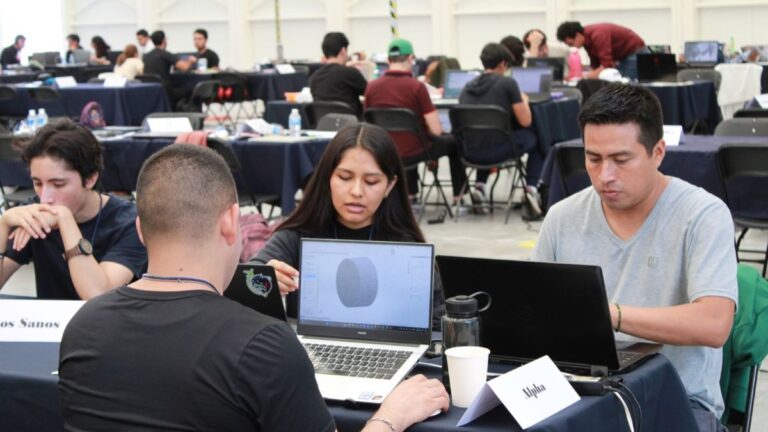 Celebrando la Innovación: Hackathon STEM + SolidWorks en Querétaro