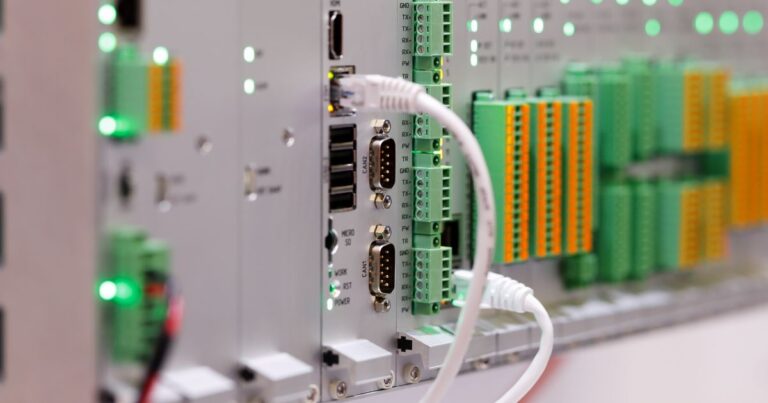 Guía Estratégica: Cómo Elegir el PLC Correcto para tu Proyecto de Automatización