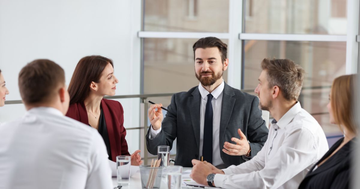 Ingenieros y directivos en reunión analizando estrategias de ventas industriales B2B